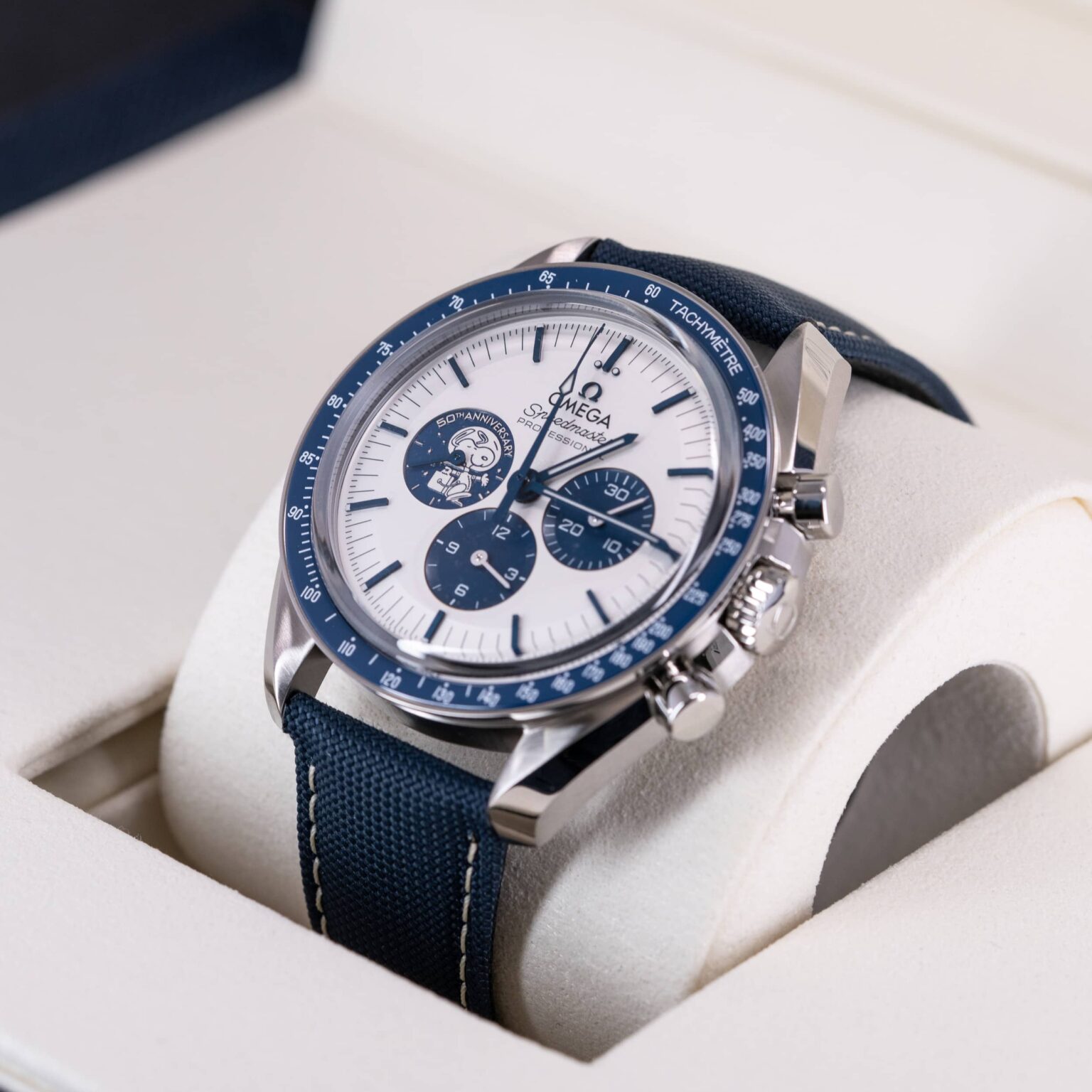 Omega-Speedmaster-50th-Silver-Snoopy-2023-3.jpg