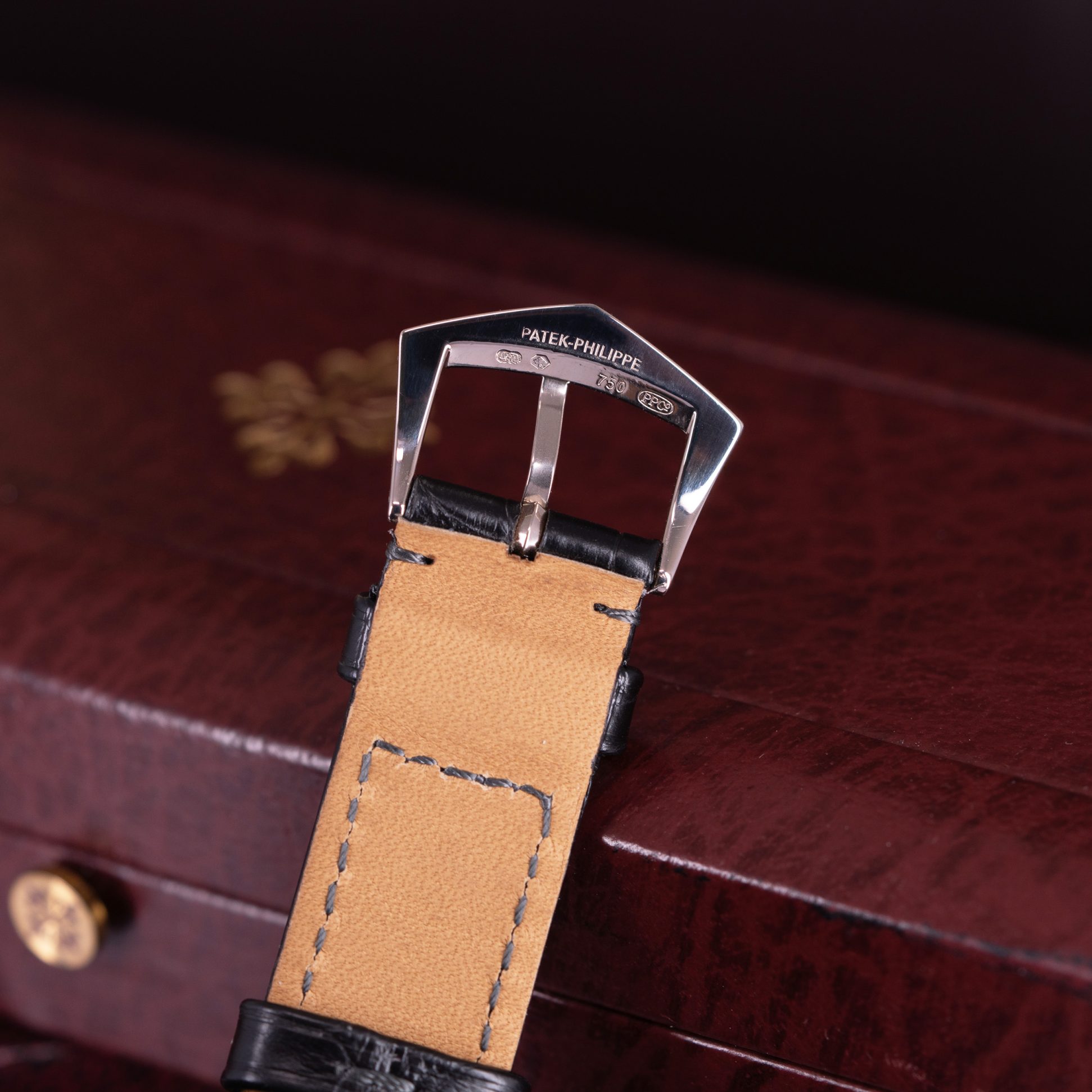 A classic 18k Patek Philippe Calatrava wristwatch ref. 5107G from 2006.