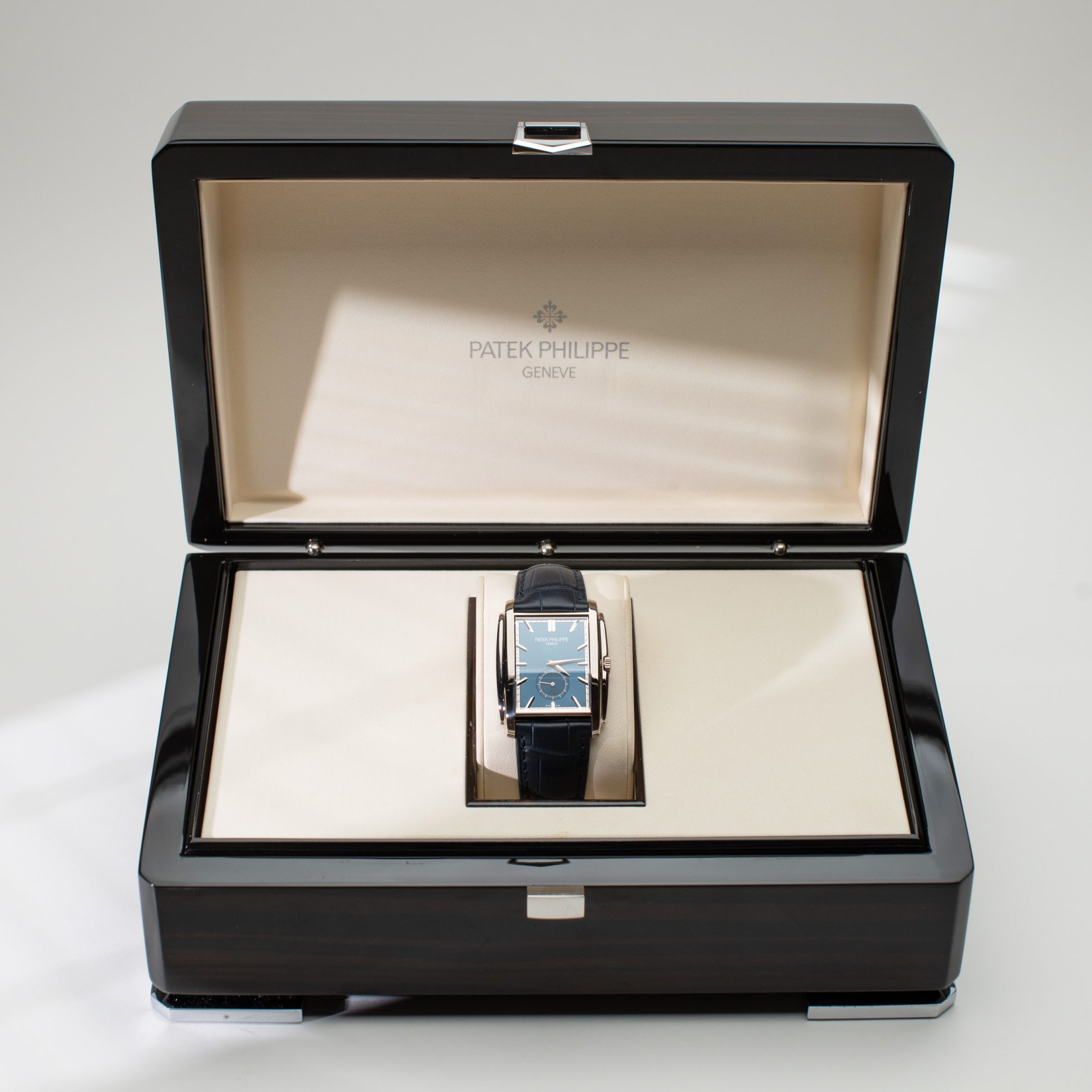 18k Patek Philippe Gondolo 5124G-011