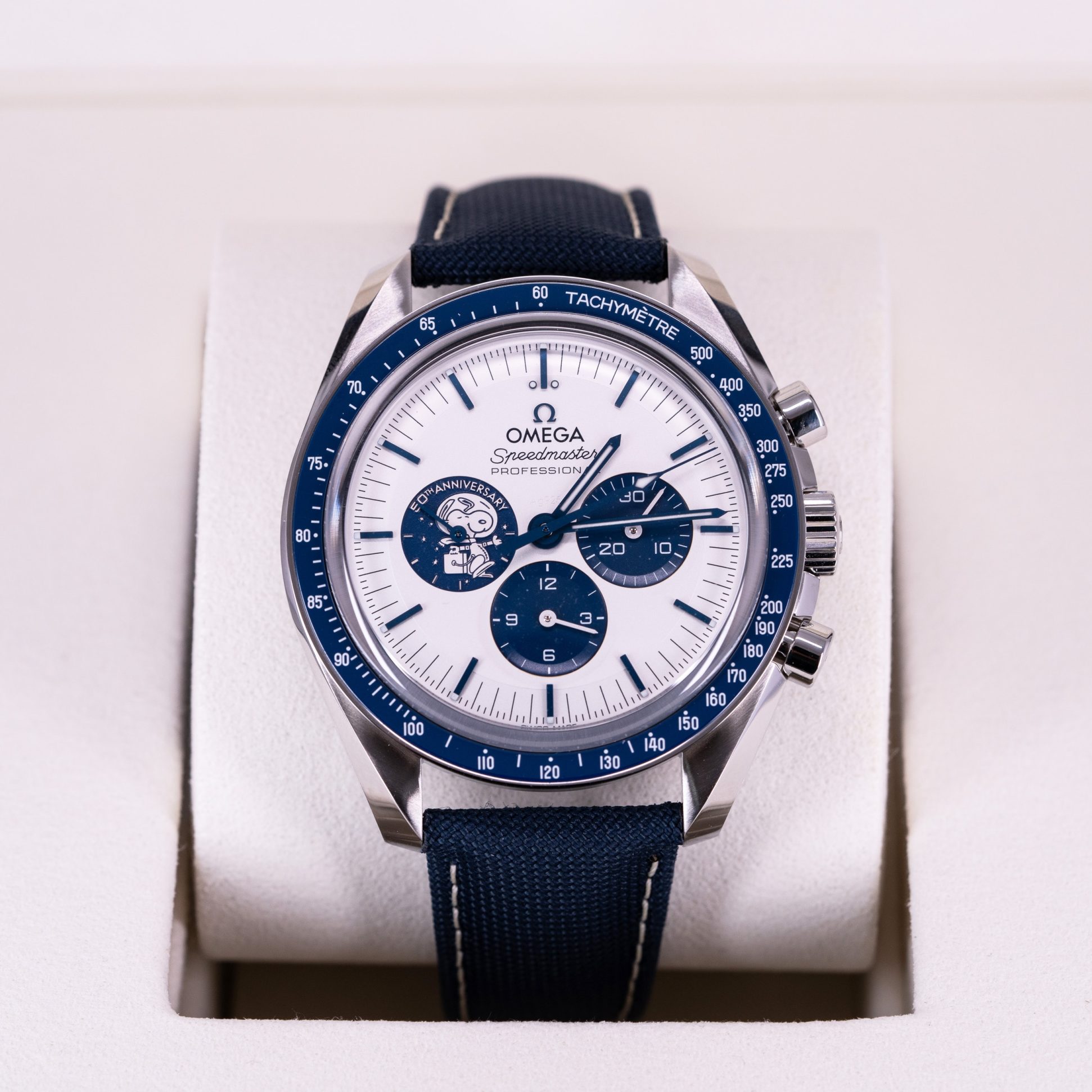 Omega-Speedmaster-50th-Silver-Snoopy-2023-2.jpg