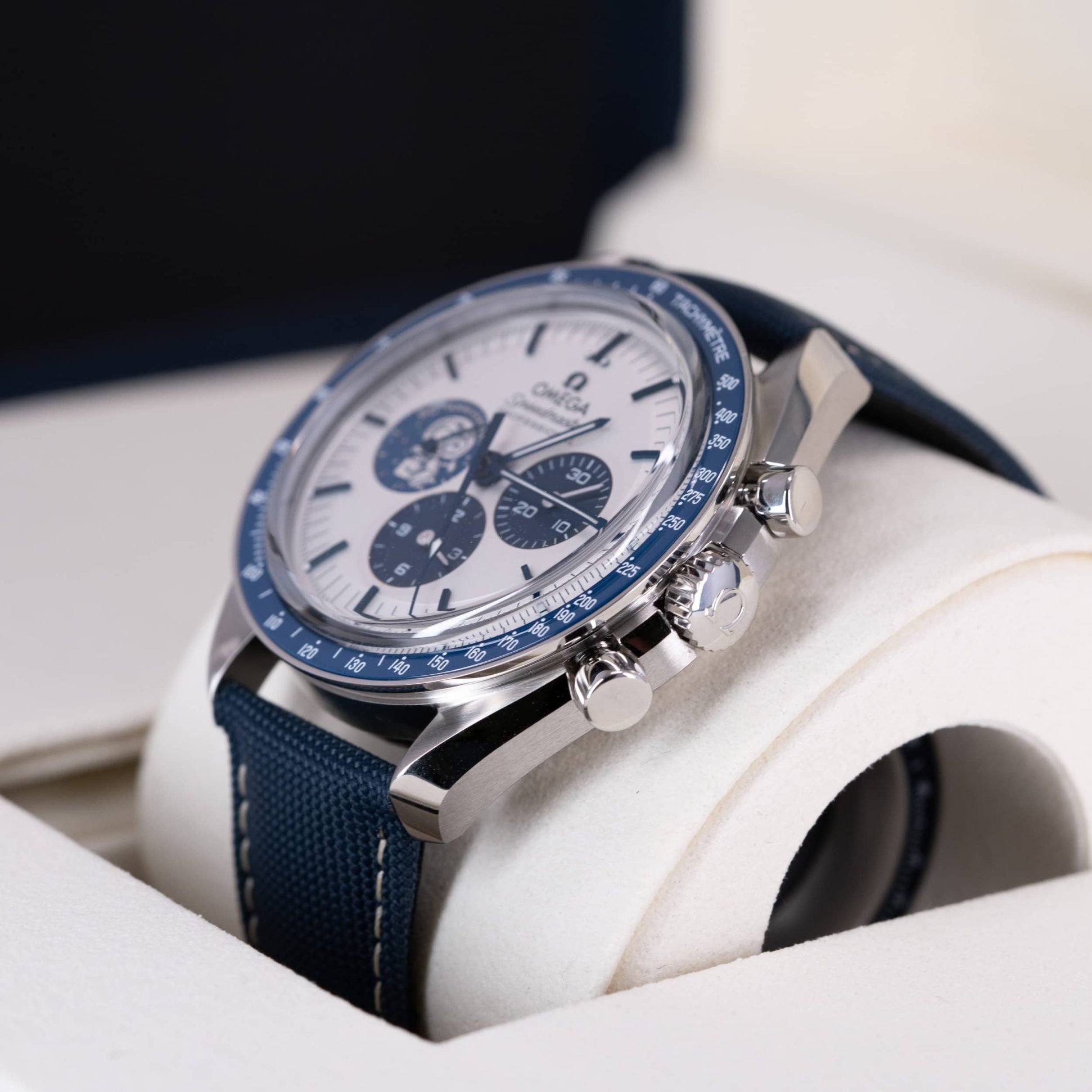 Omega-Speedmaster-50th-Silver-Snoopy-2023-4.jpg
